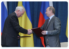 Prime Minister Vladimir Putin and his Ukrainian counterpart Mykola Azarov signing a protocol for the sixth meeting of the Committee for Economic Cooperation under the Russian-Ukrainian Interstate Commission following talks in Sochi