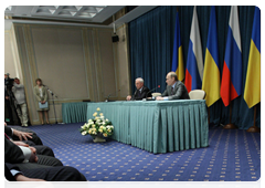 Prime Minister Vladimir Putin and Ukrainian Prime Minister Mykola Azarov speaking after a meeting of the Committee for Economic Cooperation