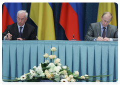 Prime Minister Vladimir Putin and his Ukrainian counterpart Mykola Azarov signing a protocol for the sixth meeting of the Committee for Economic Cooperation under the Russian-Ukrainian Interstate Commission following talks in Sochi