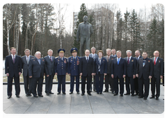 Председатель Правительства Российской Федерации В.В.Путин возложил цветы к памятнику Юрию Гагарину в Звездном городке