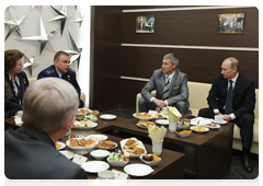 Председатель Правительства Российской Федерации В.В.Путин в ходе посещения Звездного городка встретился с космонавтами