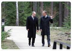 Председатель Правительства Российской Федерации В.В.Путин вместе с Премьер-министром Польши Д.Туском посетил российскую  часть мемориального комплекса «Катынь»