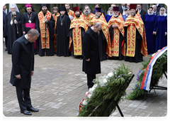 Председатель Правительства Российской Федерации В.В.Путин вместе с Премьер-министром Польши Д.Туском посетил российскую  часть мемориального комплекса «Катынь»