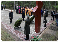 Председатель Правительства Российской Федерации В.В.Путин вместе с Премьер-министром Польши Д.Туском посетил российскую часть мемориального комплекса «Катынь»