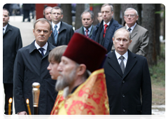 Председатель Правительства Российской Федерации В.В.Путин вместе с Премьер-министром Польши Д.Туском посетил российскую часть мемориального комплекса «Катынь»