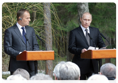 Председатель Правительства Российской Федерации В.В.Путин совместно с Премьер-министром Польши Д.Туском принял участие в памятной церемонии в мемориальном комплексе «Катынь»