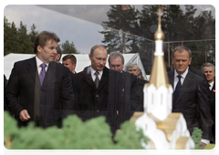 Prime Minister Vladimir Putin and Polish Prime Minister Donald Tusk at the cornerstone dedication ceremony for the Church of the Resurrection of Christ