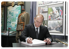 Председатель Правительства Российской Федерации В.В.Путин и Премьер-министр Польши Д.Туск сделали записи в Книге почетных гостей мемориального комплекса «Катынь»