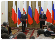 Prime Minister Vladimir Putin and Polish Prime Minister Donald Tusk at a joint news conference