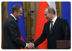 Prime Minister Vladimir Putin and Polish Prime Minister Donald Tusk at a joint news conference
