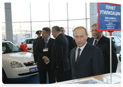 Председатель Правительства Российской Федерации В.В.Путин посетил автосалон, который участвует в программе утилизации старых автомобилей