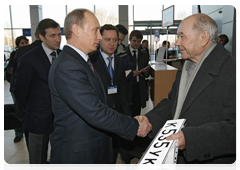 Председатель Правительства Российской Федерации В.В.Путин посетил автосалон, который участвует в программе утилизации старых автомобилей