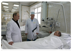 Председатель Правительства Российской Федерации В.В.Путин посетил больницу, в которой находятся на лечении горняки из Междуреченска, пострадавшие при аварии
