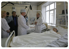 Prime Minister Vladimir Putin visited the miners injured in the Raspadskaya mine accident near Mezhdurechensk in a hospital in Novokuznetsk
