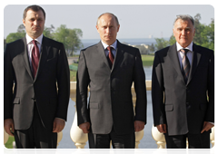 Председатель Правительства Российской Федерации В.В.Путин и главы правительств стран СНГ во время совместного фотографирования