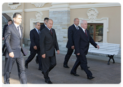 Prime Minister Vladimir Putin, Belarusian Prime Minister Sergei Sidorsky and Kazakhstan Prime Minister Karim Masimov speaking to the press following negotiations