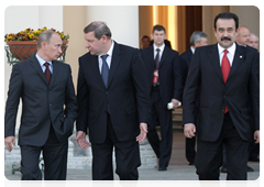 Prime Minister Vladimir Putin, Belarusian Prime Minister Sergei Sidorsky and Kazakhstan Prime Minister Karim Masimov speaking to the press following negotiations