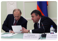 Prime Minister Vladimir Putin and Minister of Defence Anatoly Serdyukov at a meeting on developing modern small arms and close combat weapons in Izhevsk