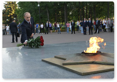Председатель Правительства Российской Федерации В.В.Путин возложил цветы к Вечному огню в центральном парке г. Ижевска