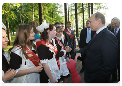 Prime Minister Vladimir Putin spoke with recent school graduates in the Central Park of Izhevsk, the capital of Udmurtia