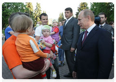 Prime Minister Vladimir Putin spoke with young parents in the Central Park of Izhevsk, the capital of Udmurtia