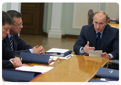 Prime Minister Vladimir Putin, First Deputy Prime Minister Viktor Zubkov and Deputy Prime Minister Dmitry Kozak during a meeting of the Vnesheconombank Supervisory Board
