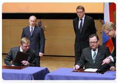 В присутствии В.В.Путина и М.Ванханена было подписано Соглашение о совместном инвестировании между Российской корпорацией нанотехнологий и компанией «Финниш Индастри Инвестмент Лтд»