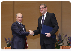 Prime Minister Vladimir Putin and his Finnish counterpart Matti Vanhanen signing an agreement extending the Finnish lease of the Russian part of the Saimaa Canal and adjacent territories, as well as regulating navigation through the canal