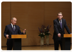 Following Russian-Finnish talks, prime ministers Vladimir Putin and Matti Vanhonen hold a joint news conference
