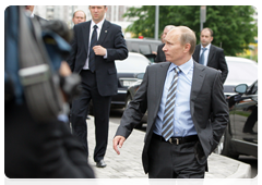 Prime Minister Vladimir Putin arriving at the Russian research centre Applied Chemistry
