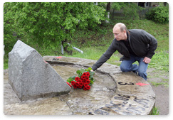 Председатель Правительства Российской Федерации В.В.Путин возложил цветы к мемориалу «Братское воинское захоронение» у поселка Невская Дубровка