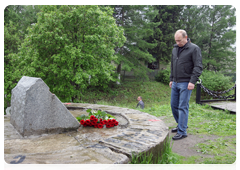 Prime Minister Vladimir Putin laying flowers at the War Mass Grave memorial near the village of Nevskaya Dubrovka