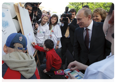 Prime Minister Vladimir Putin attending a children’s painting competition at the square in front of the Mikhailovsky Theatre
