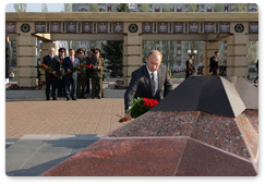 Председатель Правительства Российской Федерации В.В.Путин возложил цветы к Вечному Огню Колоннады Мемориала Славы в Казани