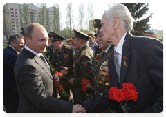 Председатель Правительства Российской Федерации В.В.Путин пообщался с ветеранами, собравшимися у Мемориала Славы в Казани