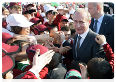 После окончания торжественной церемонии закладки первого камня в основание футбольного стадиона в Казани В.В.Путин вышел пообщаться с юными спортсменами
