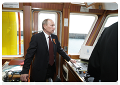 Председатель Правительства Российской Федерации В.В.Путин на борту морского буксира, на котором он прибыл в гавань Новороссийска