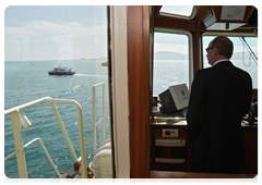 Председатель Правительства Российской Федерации В.В.Путин на борту морского буксира, на котором он прибыл в гавань Новороссийска
