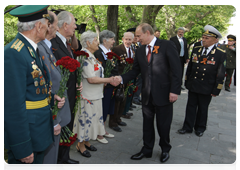 Председатель Правительства Российской Федерации В.В.Путин пообщался с ветеранами, ожидавшими его у мемориала «Площадь героев» в Новороссийске