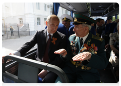 После церемонии у мемориала «Площадь героев» В.В.Путин вместе с ветеранами проехал на автобусе по улицам Новороссийска