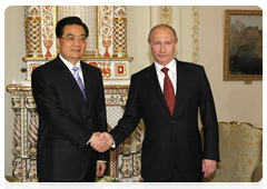 Председатель Правительства Российской Федерации В.В.Путин на встрече с Председателем КНР Ху Цзиньтао