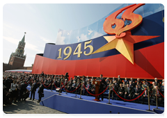 В.В.Путин во время военного парада на Красной площади, посвященного 65-й годовщине Победы в Великой Отечественной войне