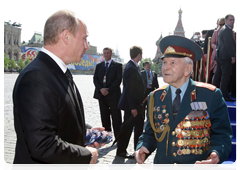 После военного парада на Красной площади В.В.Путин вышел пообщаться с ветеранами Великой Отечественной войны