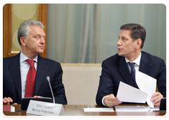 Deputy Prime Minister Alexander Zhukov and Minister of Industry and Trade Viktor Khristenko at a meeting with representatives of the Federation of Independent Trade Unions of Russia