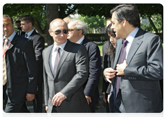 Prime Minister Vladimir Putin and the French Prime Minister Francois Fillon visiting the site of the future Russian spiritual and cultural centre in Paris