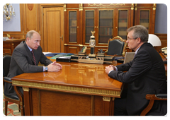 Prime Minister Vladimir Putin meeting with Rosagroleasing CEO Valery Nazarov