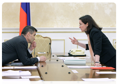 Minister of Economic Development Elvira Nabiullina and Minister of the Interior Rashid Nurgaliyev before the meeting on federal budget expenditures for 2011-2013 on national defence, security and law enforcement