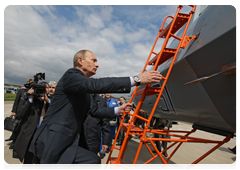 Following his short conversation with the test pilot, Vladimir Putin went up to the aircraft and climbed up into the cockpit