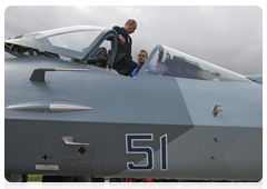 Following his short conversation with the test pilot, Vladimir Putin went up to the aircraft and climbed up into the cockpit