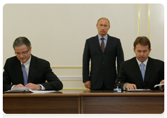 Rosneft President Sergei Bogdanchikov and Chevron Chairman and CEO John Watson signed two agreements in the presence of Prime Minister Vladimir Putin